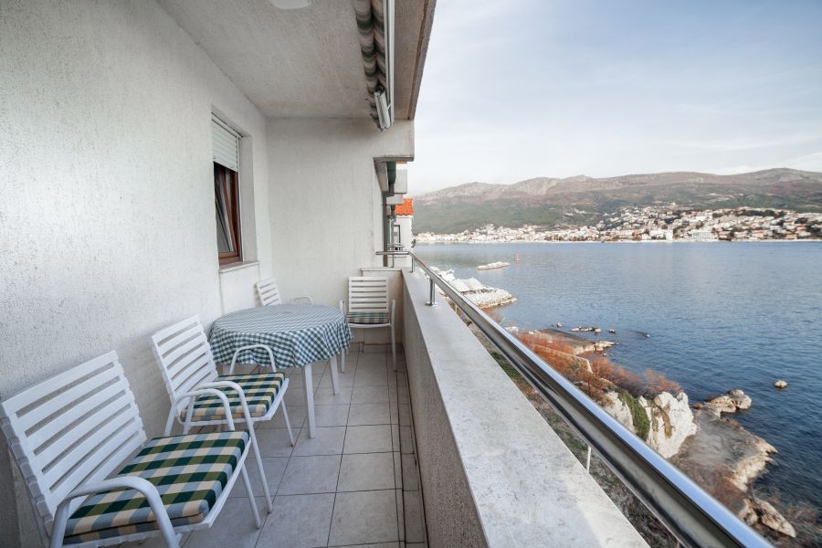 Studio apartment with 2 balconies and sea view