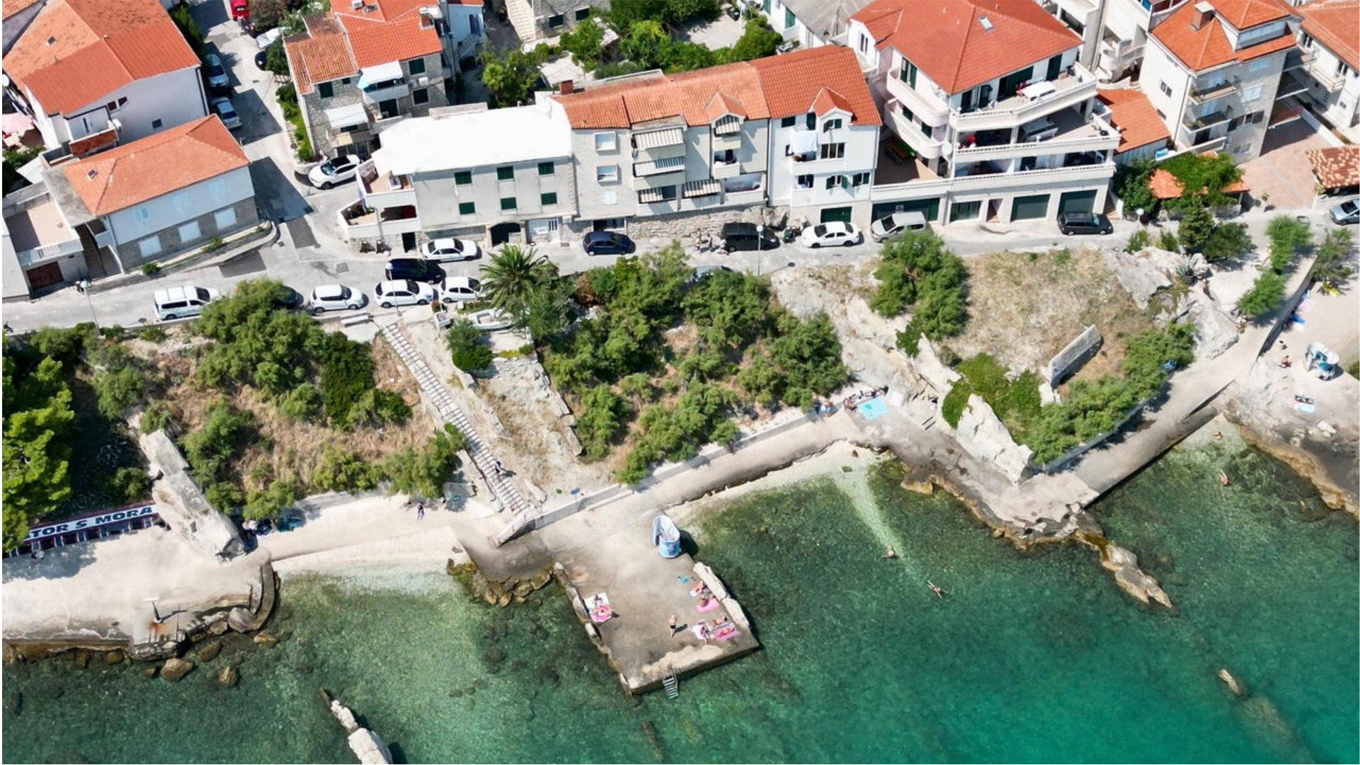 Beachfront apartments in Stobreč with sea view